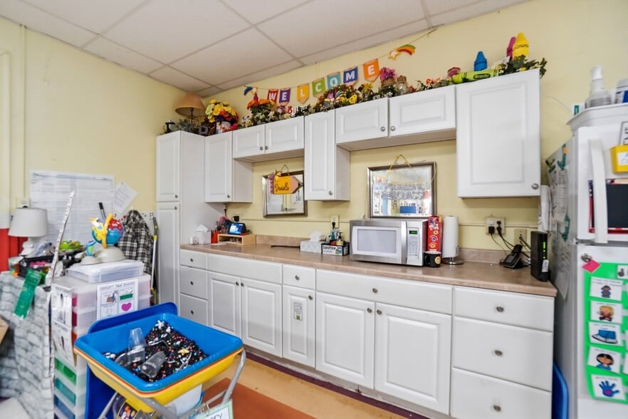 More Photos Of 213 N Broadway St, Spencerville Flex For Sale