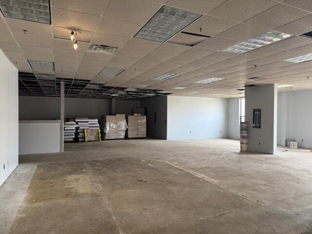 More Photos Of 301 N Taylor Rd, Garrett Warehouse For Lease