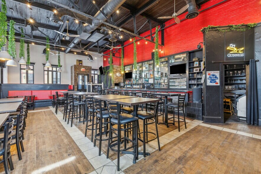More Photos Of 70 Prom Du Portage, Gatineau Restaurant For Lease