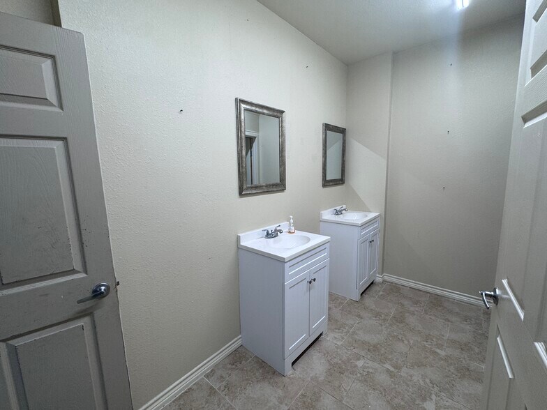 More Photos Of 4200 42nd St, Dickinson Freestanding For Sale