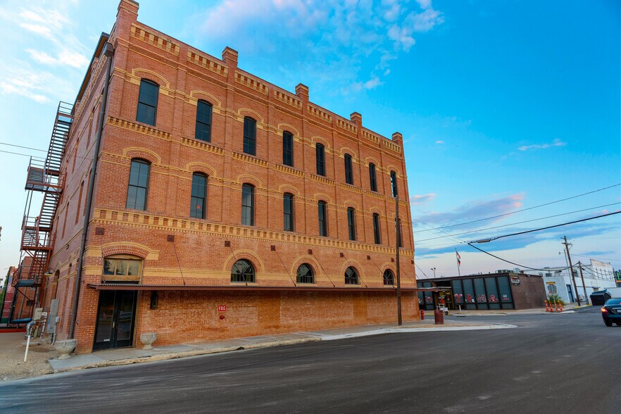 More Photos Of 119 W San Antonio St, Lockhart Storefront Retail Office For Sale