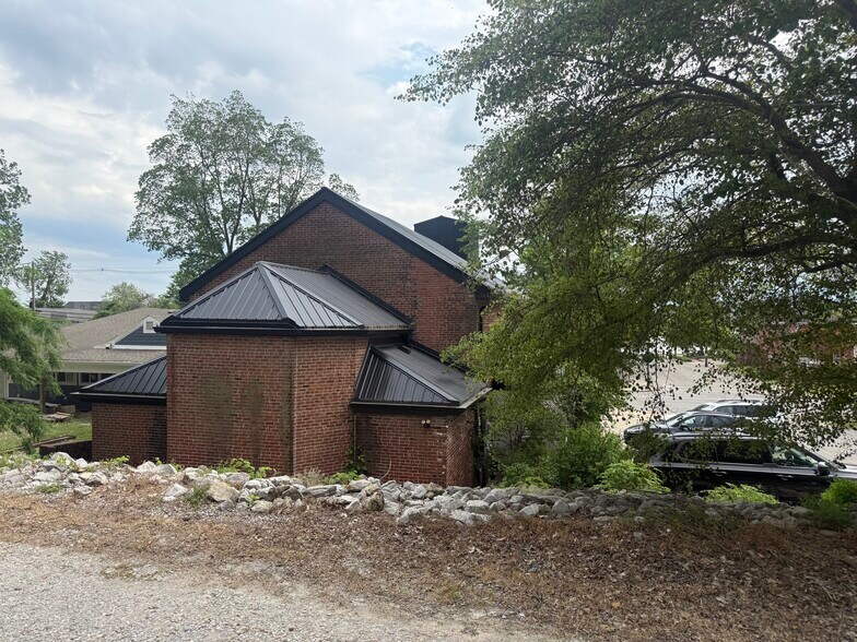 More Photos Of 224 W Jennings St, Newburgh Freestanding For Sale