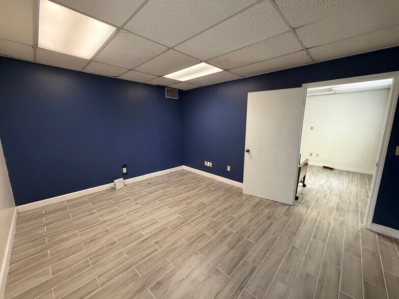 More Photos Of 550 Balmoral Cir N, Jacksonville Unknown For Lease