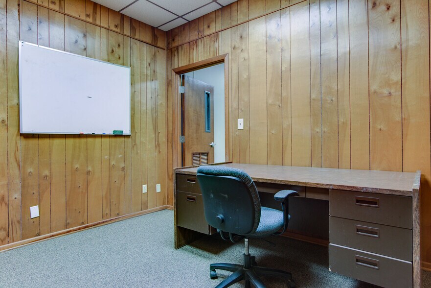 More Photos Of 228 Texas Ave, Hooks Office For Lease