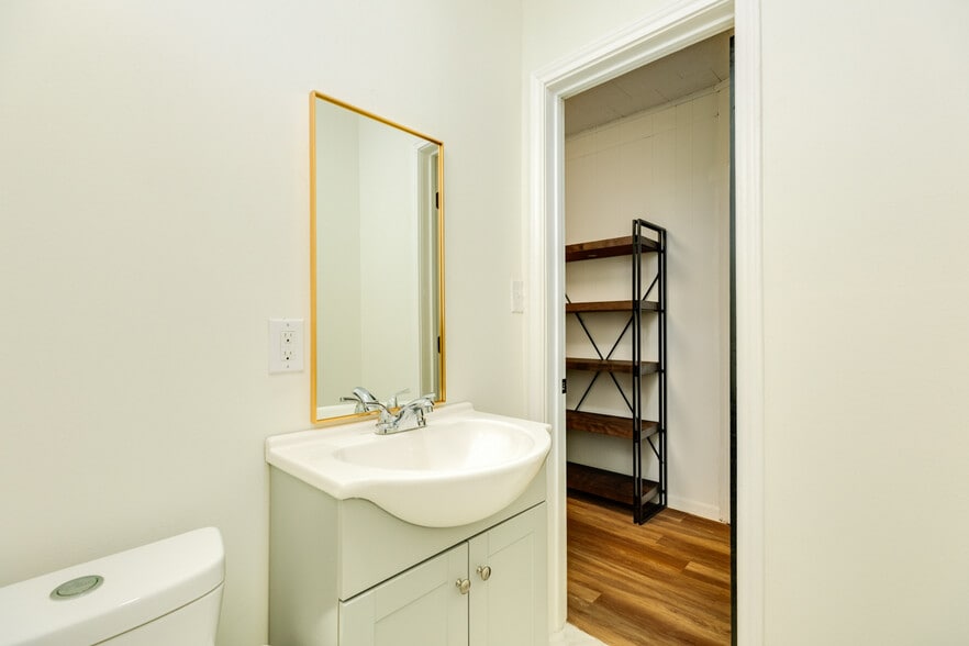 More Photos Of 449 S 17th St, West Columbia Office For Sale