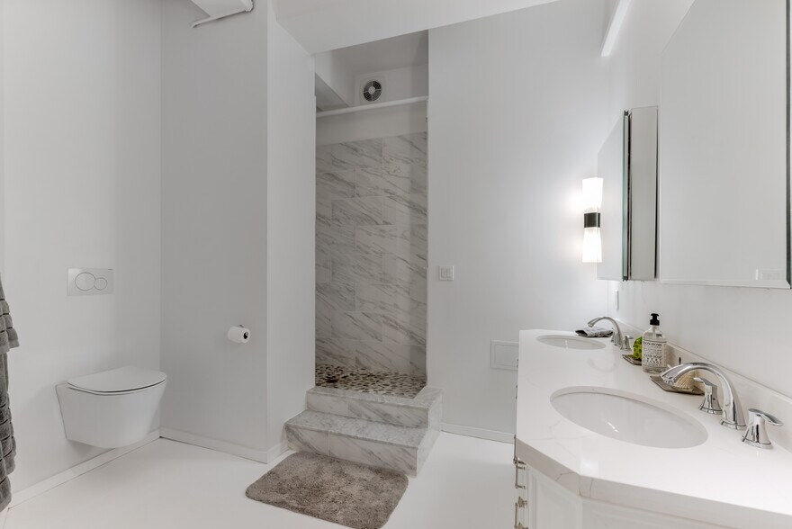 More Photos Of 335 W 38th St, New York Apartments For Sale