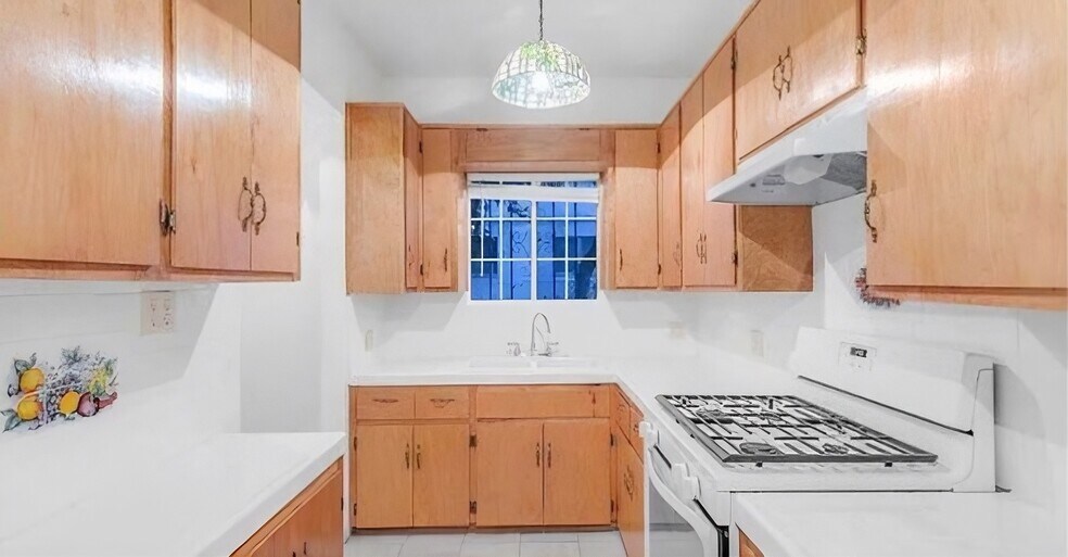 More Photos Of 5735 Camerford Ave, Los Angeles Apartments For Sale