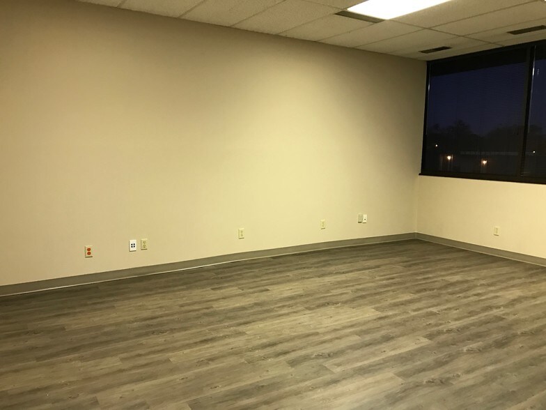 More Photos Of 1001 W Euless Blvd, Euless Medical For Lease