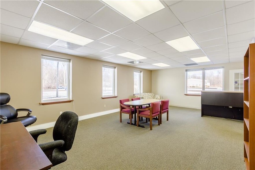 More Photos Of 252 David Pky, Ontario Warehouse For Lease