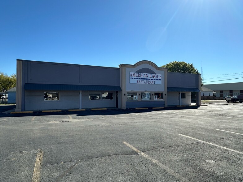 More Photos Of 102 E Park St, Taylorville Freestanding For Sale