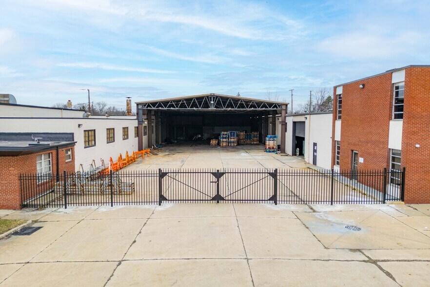 More Photos Of 28530 Reynolds St, Inkster Manufacturing For Lease