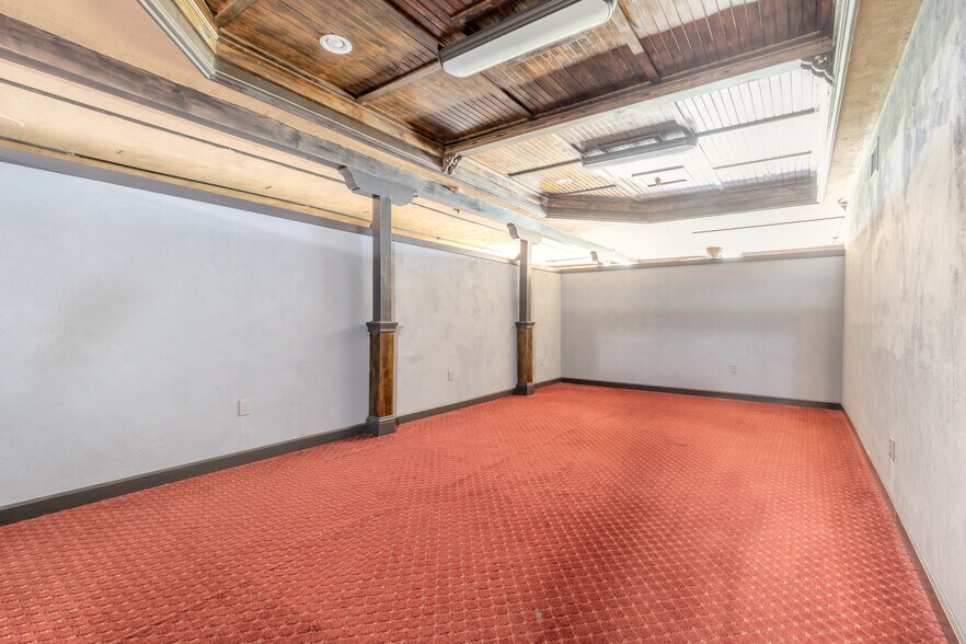 More Photos Of 230 S Beach St, Daytona Beach Storefront For Lease