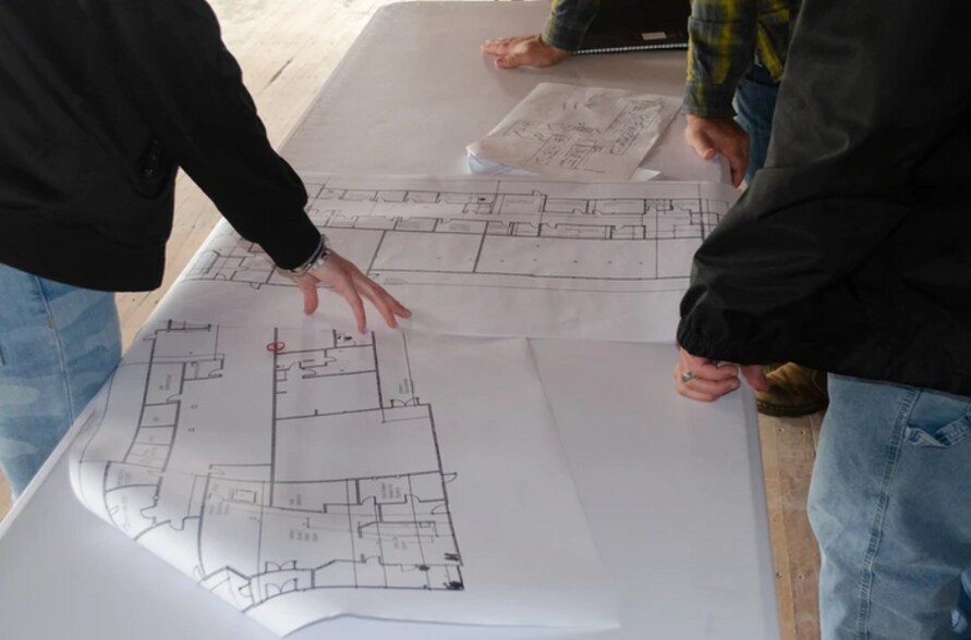 More Photos Of 183 Main St, Hyde Park Showroom For Lease