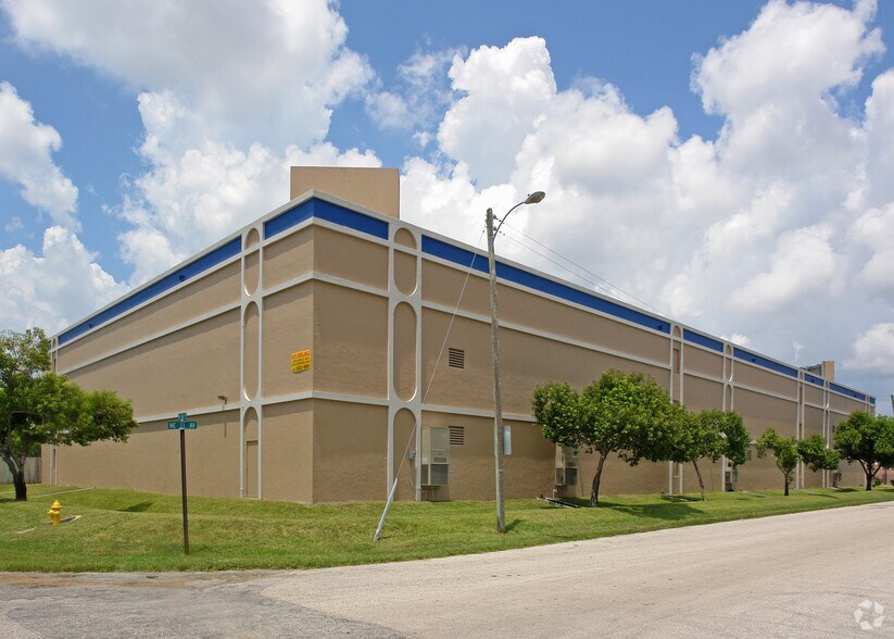 More Photos Of 4950 N Dixie Hwy, Oakland Park Self Storage For Lease