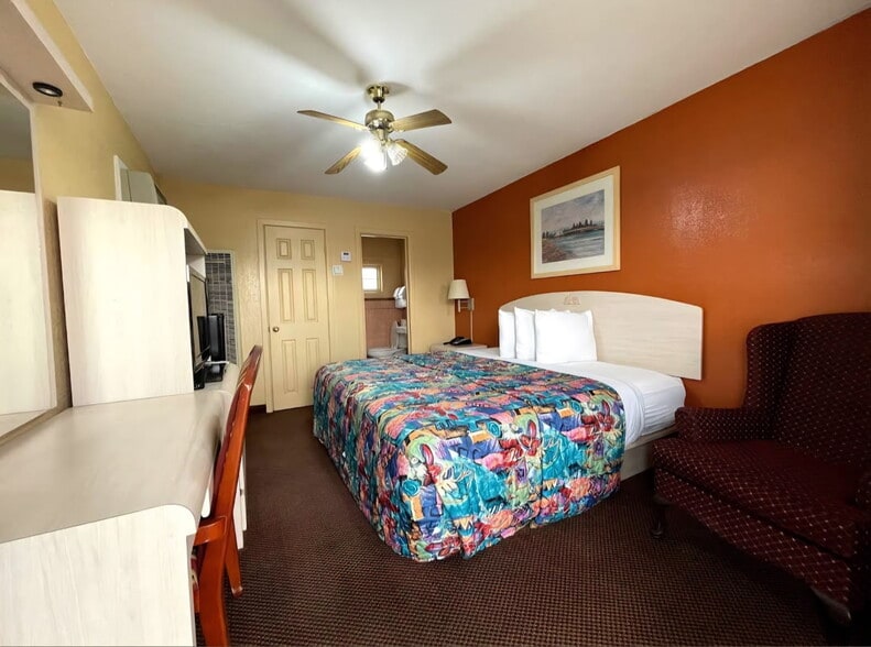 More Photos Of 1100 Main St, Knox City Hotel For Sale