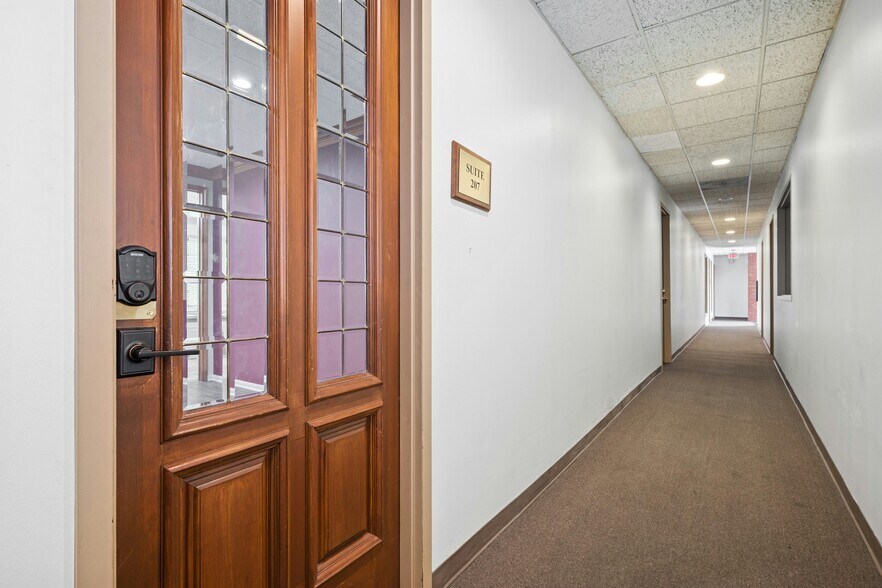 More Photos Of 5750 Balcones Dr, Austin Medical For Sale