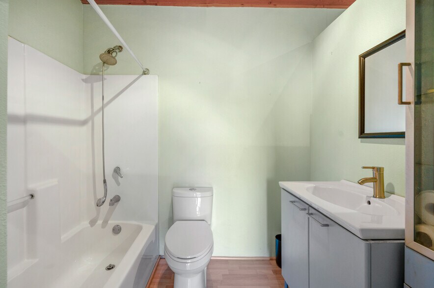 More Photos Of 2428 San Benito St, Fresno Showroom For Sale