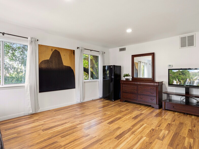 More Photos Of 1825 Altivo Way, Los Angeles Multifamily For Sale