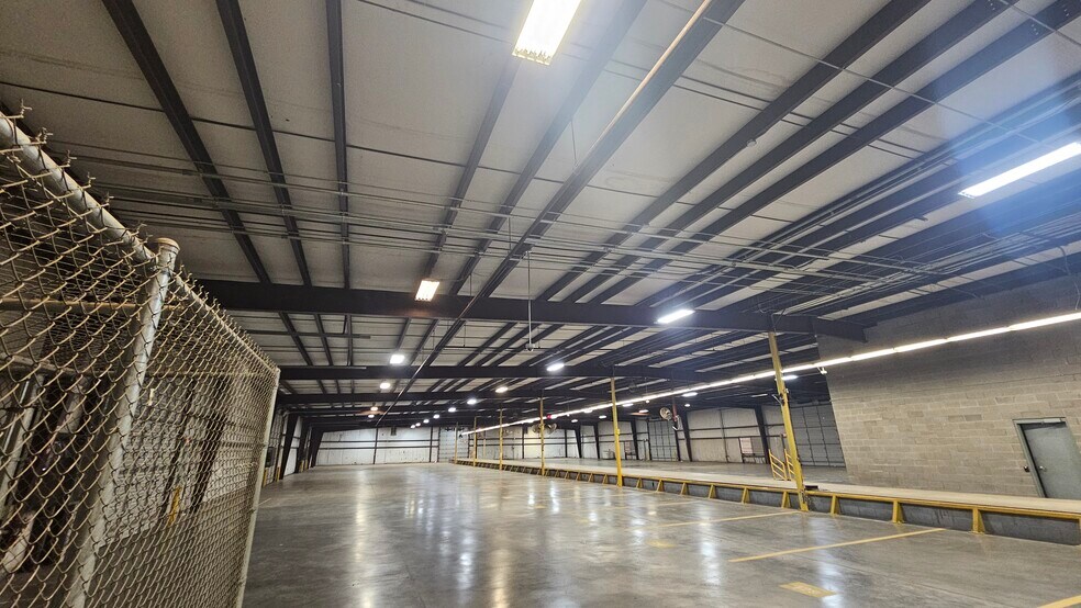 More Photos Of 2701 Southridge Dr, Wichita Falls Distribution For Lease