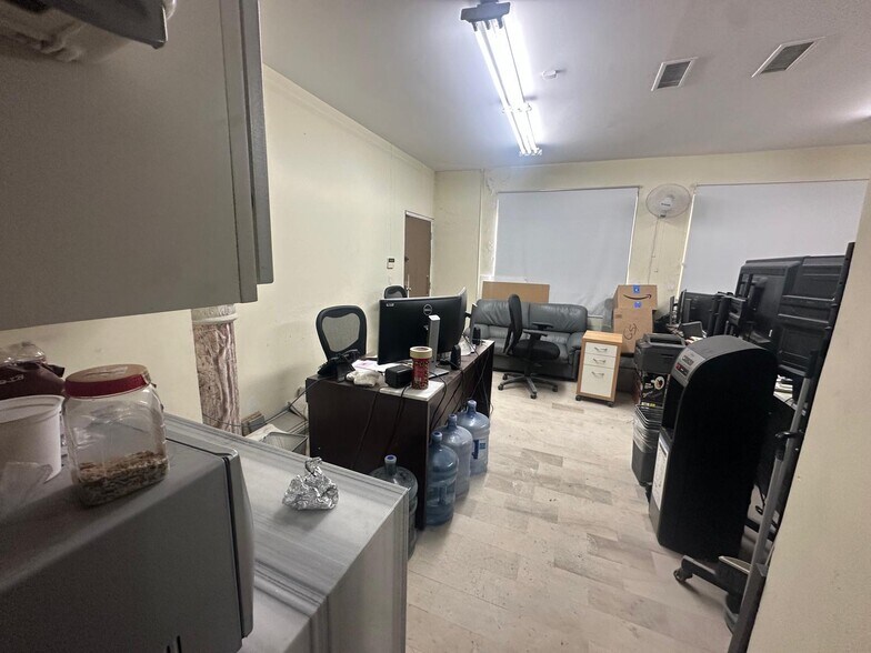 More Photos Of 13423 Wyandotte St, North Hollywood Warehouse For Lease