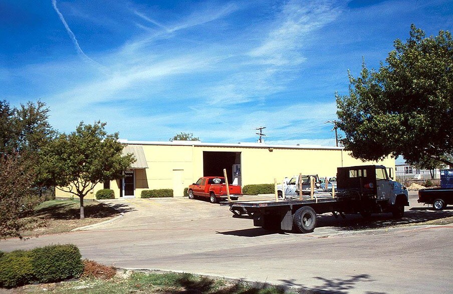 More Photos Of 1502 S I-35 E, Lancaster Warehouse For Lease