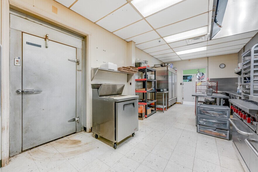 More Photos Of 154 Bridge St, Junior Restaurant For Sale
