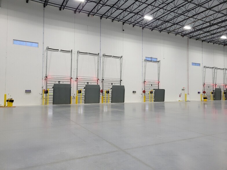 More Photos Of 20 Martha Dr, Bethel Warehouse For Lease