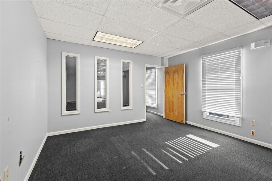 More Photos Of 617 Mulberry St, Elizabethtown Office For Sale