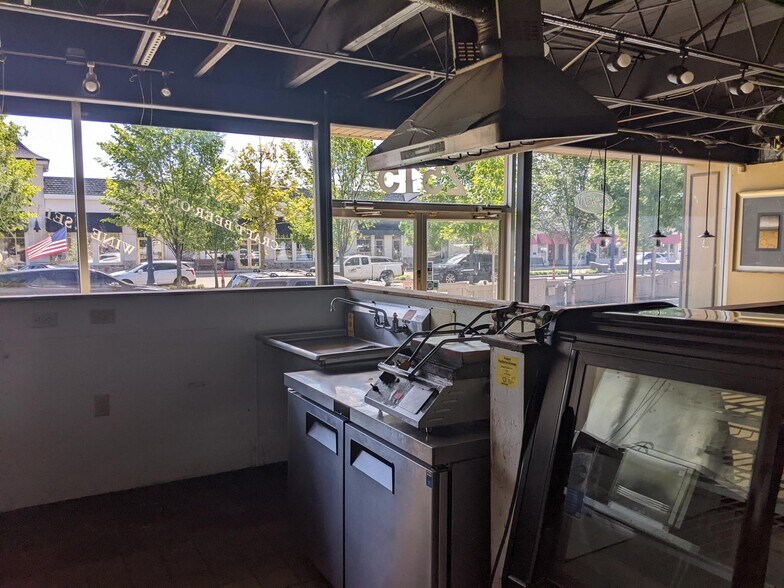 More Photos Of 2515 Far Hills Ave, Oakwood Restaurant For Lease