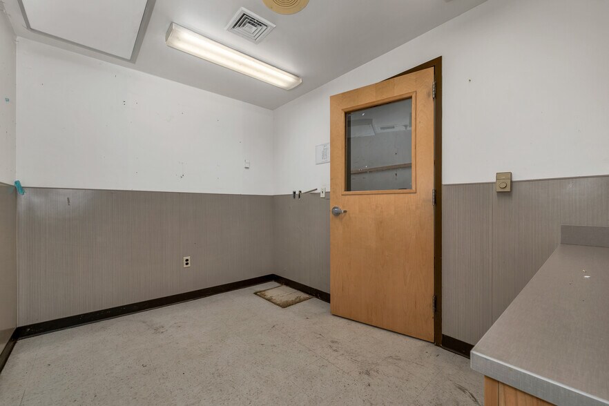 More Photos Of 15 Mont Vernon St, Milford Freestanding For Lease