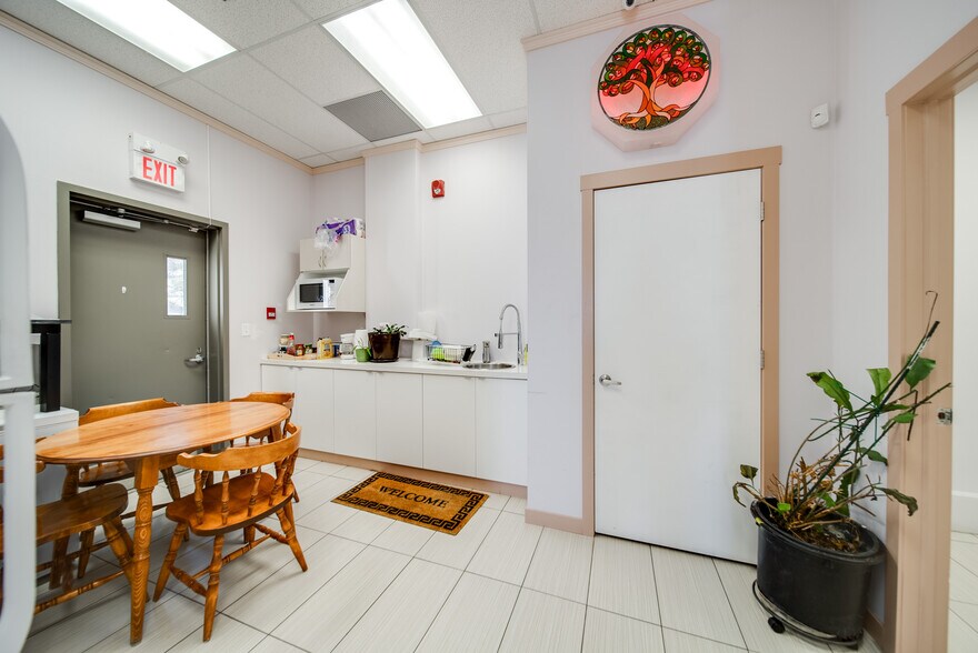 More Photos Of 16620 71 St NW, Edmonton Storefront For Sale