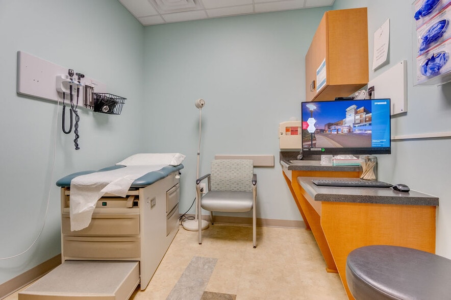 More Photos Of 4275 Western Blvd, Jacksonville Medical For Sale