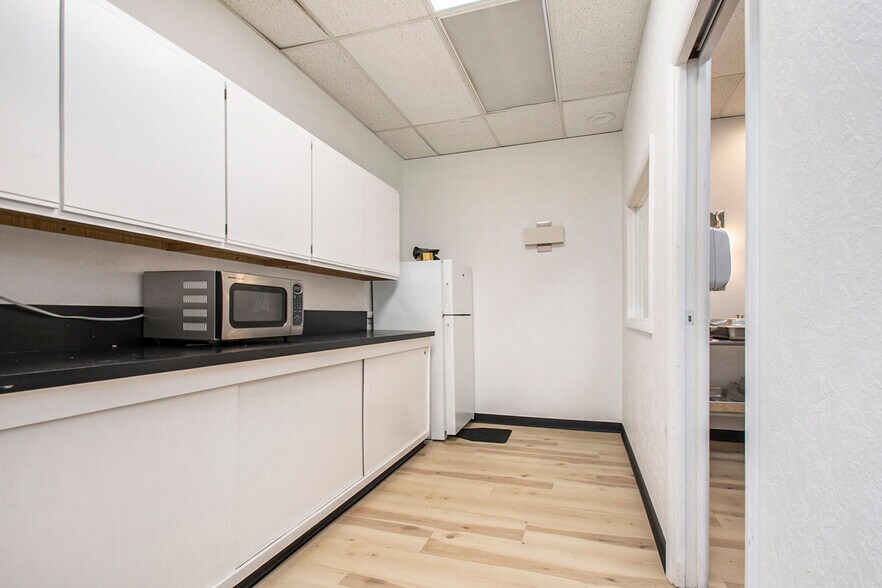 More Photos Of 1628 N Ironwood Dr, South Bend Freestanding For Lease