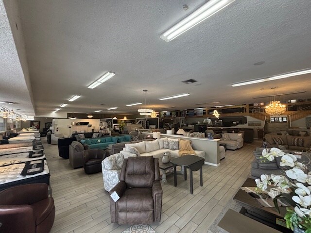 More Photos Of 620 Chester Ave, Bakersfield Showroom For Lease