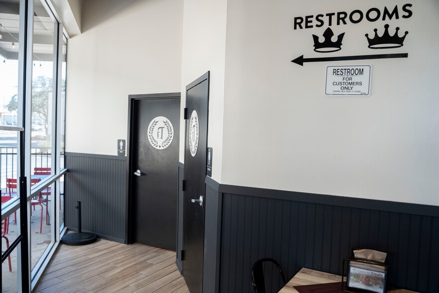 More Photos Of 842 NW Loop 410 Fwy, San Antonio Freestanding For Lease