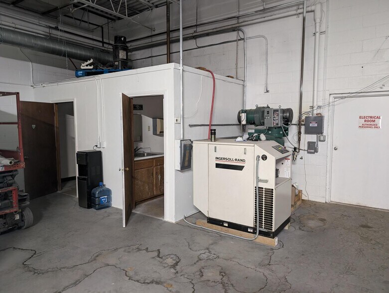 More Photos Of 32 Hollister Rd, Seekonk Specialty For Sale