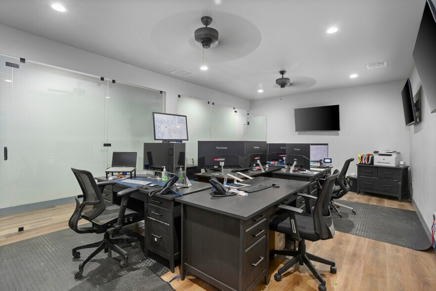 More Photos Of 913 N Belt Line Rd, Irving Distribution For Sale