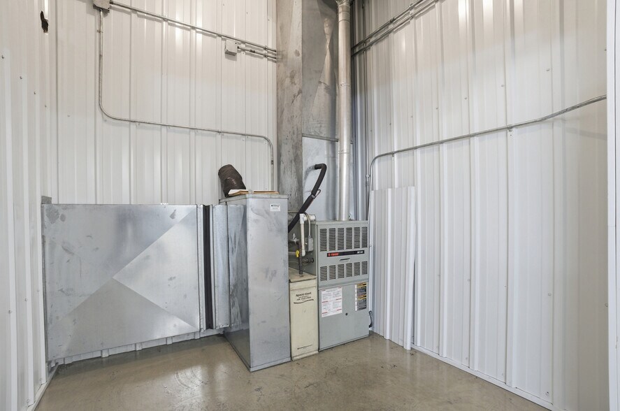 More Photos Of 15652 200th St, Hutchinson Flex For Lease