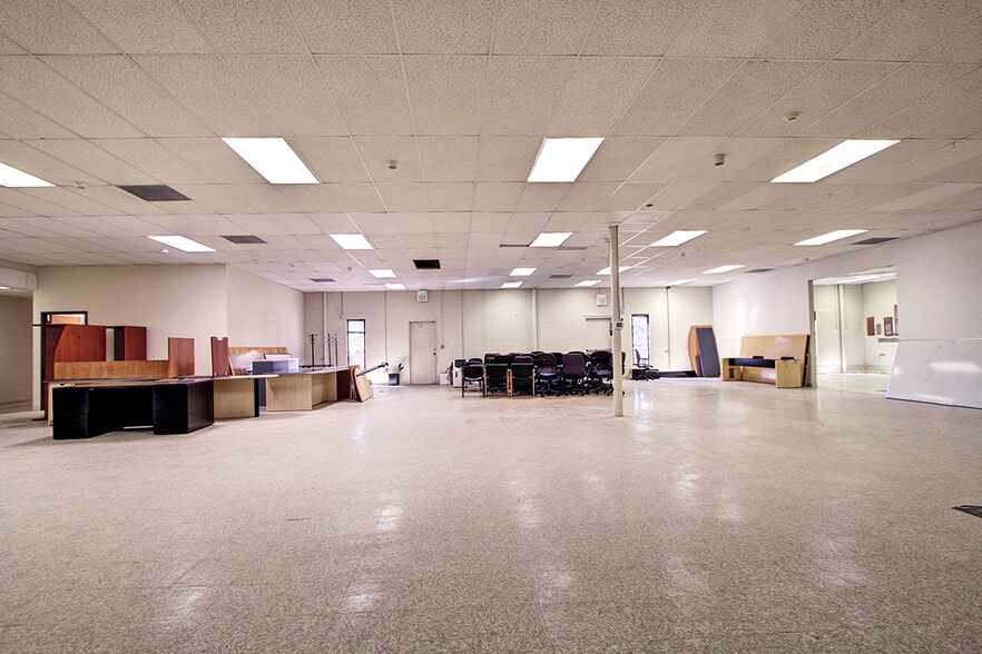 More Photos Of 10499 W Bradford Rd, Littleton Light Manufacturing For Sale