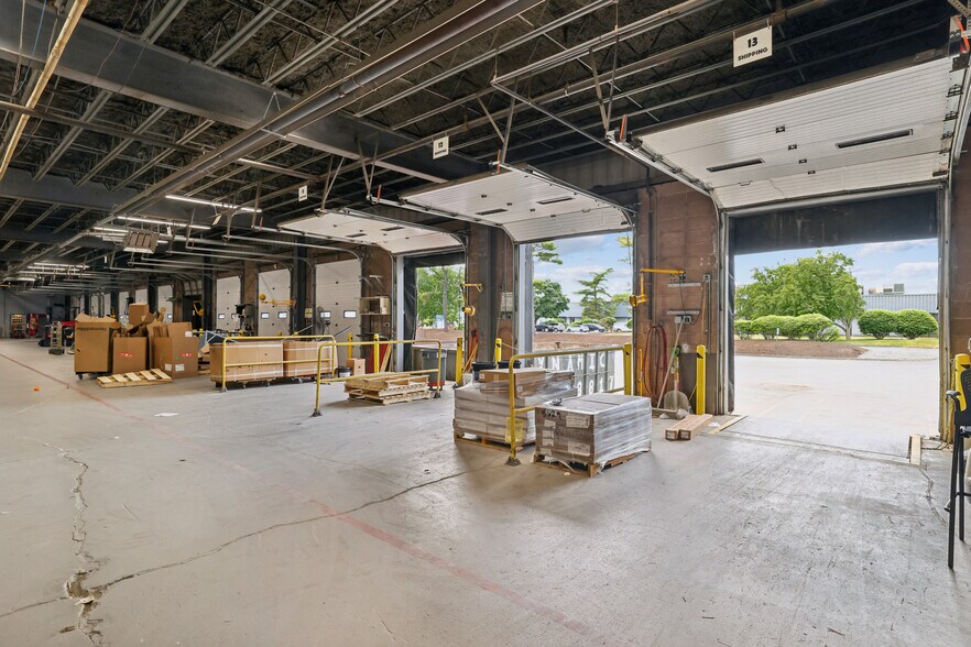 More Photos Of 90 Commerce Way, Woburn Unknown For Lease