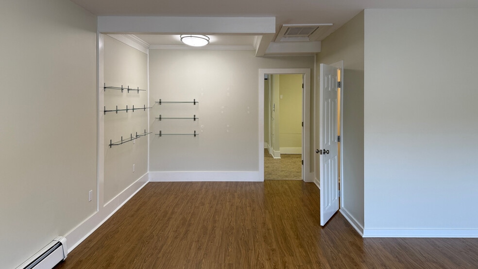 More Photos Of 376 Rt-130, Sandwich Flex For Lease