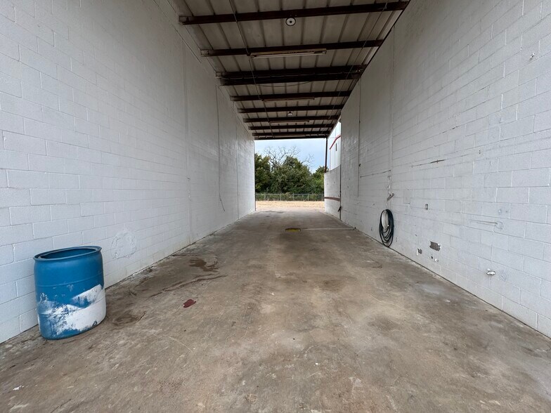More Photos Of 9182 S US Highway 79, Palestine Service For Lease