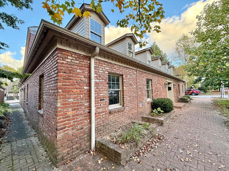 More Photos Of 9 All Souls Cres, Asheville Office For Sale