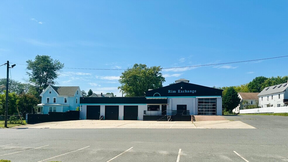 More Photos Of 340 Lincoln St, Woodbury Auto Repair For Sale