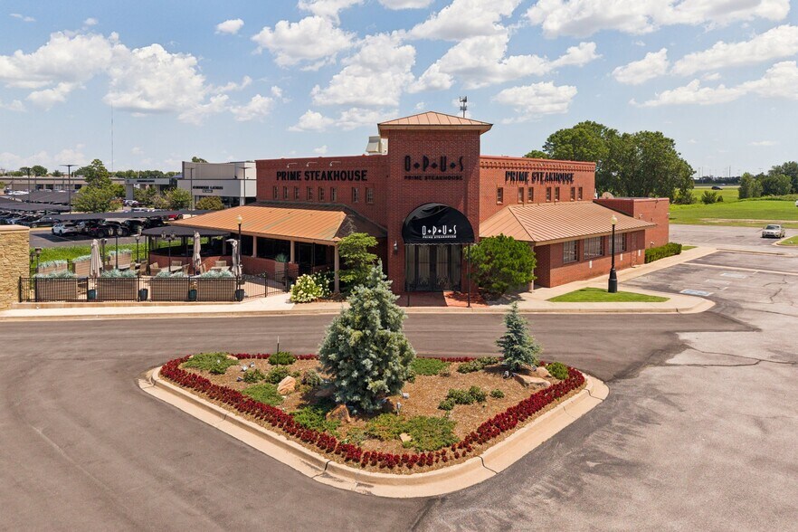 More Photos Of 800 W Memorial Rd, Oklahoma City Restaurant For Sale