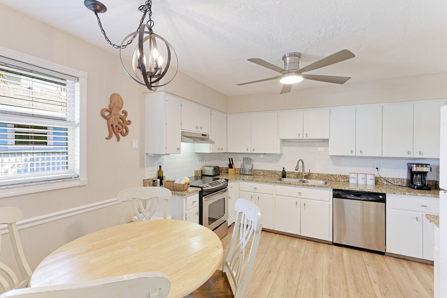 More Photos Of 6905 Point of Rocks Rd, Sarasota Hotel For Sale