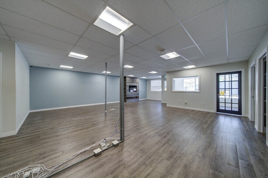 More Photos Of 1367 Mosley St, Wasaga Beach Office For Sale