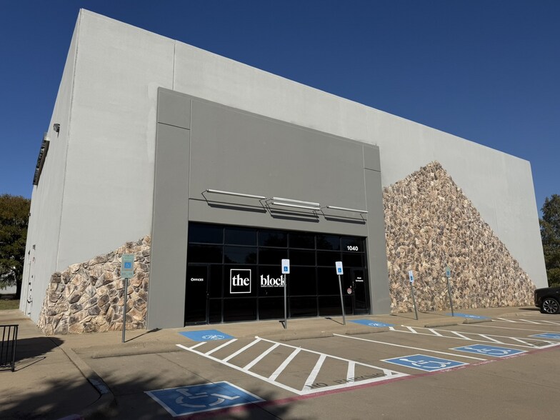 Primary Photo Of 1040 Mustang Dr, Grapevine General Retail For Lease