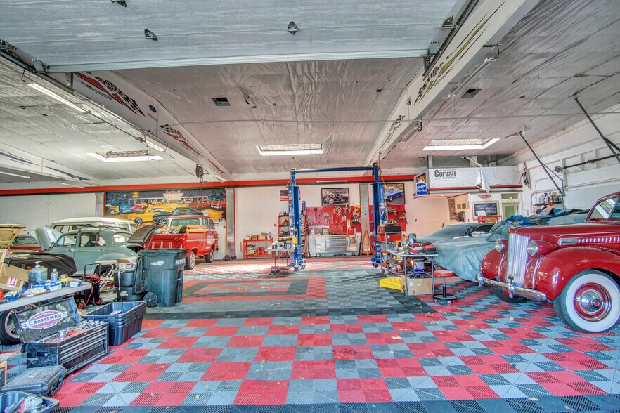 More Photos Of 18422-18428 Gault St, Reseda Warehouse For Lease