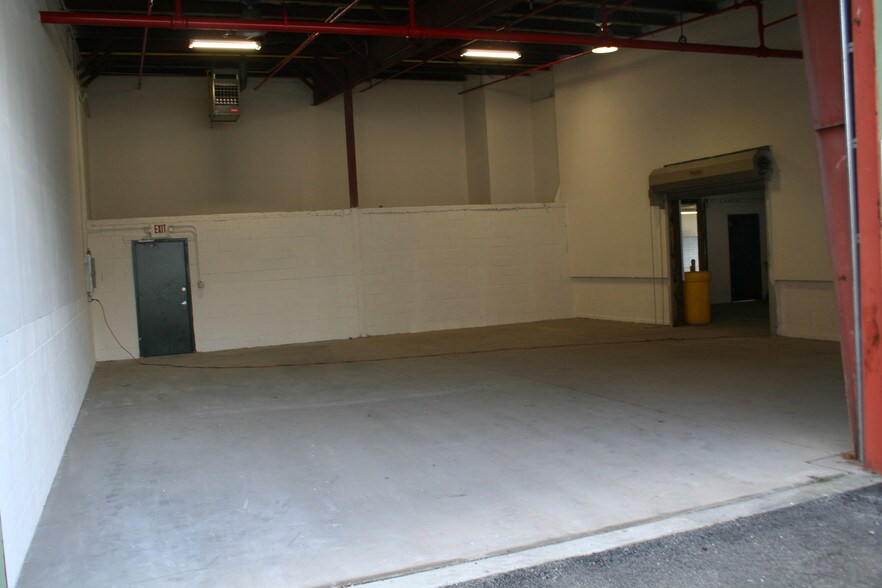 More Photos Of 210-211 Cottage St, Poughkeepsie Warehouse For Lease